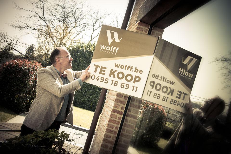 te koop bord aan raam hangen